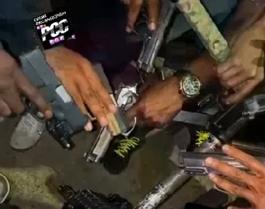 Nas imagens, criminosos exibem armas