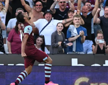 Lucas Paquetá comemora gol marcado na vitória do West Ham contra o Chelsea