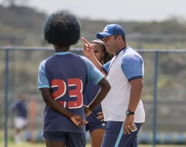 Técnico do Bahia feminino comanda treino da equipe para final