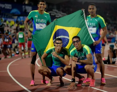 Time Brasil após levar ouro no revezamento 4x400m de atletismo