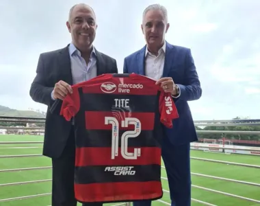 Marcos Braz entrega a Tite a camisa personalizada do Flamengo