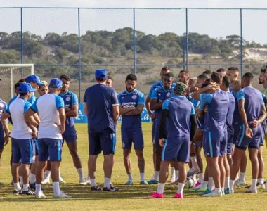 Jogadores conversaram com o técnico antes da bola rolar