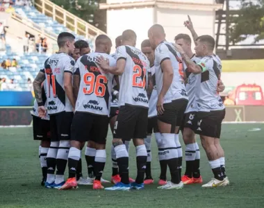 O atacante Gabriel Pec e o meia Lucas Orellano marcaram os gols do Gigante da Colina