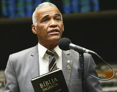 Deputado se mete em confusão e é acusado de transfobia