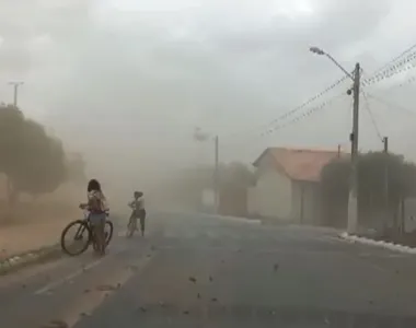 Ventania levanta poeira em Barreiras