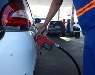 Frentista abastecendo carro no posto de gasolina da Avenida Garibaldi