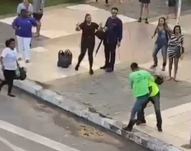 Nas imagens, aparecem dois homens uniformizados com blusas verdes, trocando golpes