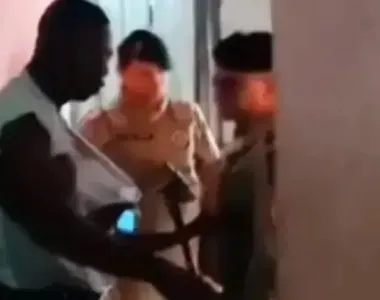 No vídeo, é possível ver o momento em que a camisa do homem é puxada e rasgada por um dos policiais