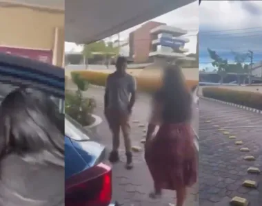 Mulher revoltada briga com o marido enquanto amante sai a pé do local