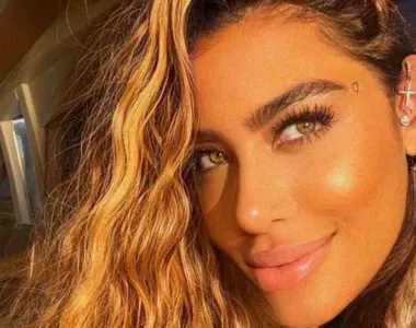 Rafaella Santos muda de visual e aposta no estilo de cabelo natural