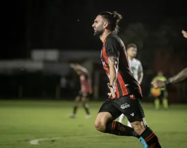 Léo Gamalho comemora gol pelo Vitória
