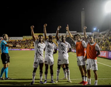 Jogadores do Vitória comemoram gol do acesso