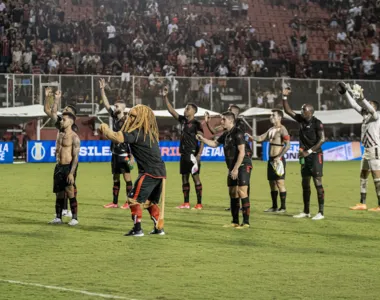 Jogadores do Vitória agradecem a presença da torcida no Barradão