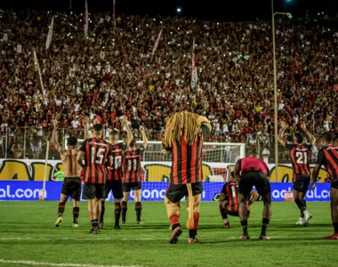 Jogadores do Vitória comemoram com a torcida