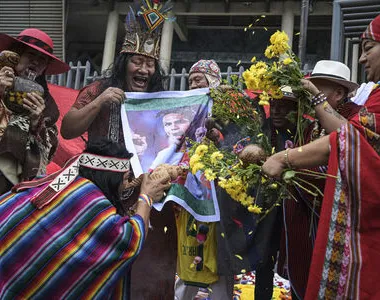 Espadas, amuletos e um boneco de pano foram utilizados em ritual