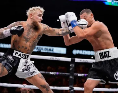 Jake Paul desfere golpe em Nate Diaz