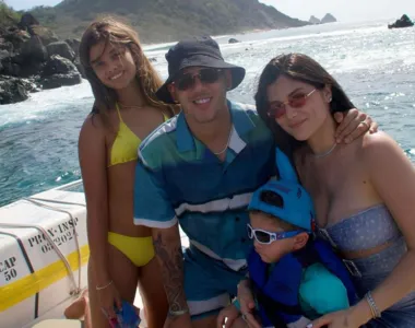 O cantor viajou para Fernando de Noronha em família, para comemorar o aniversário da esposa