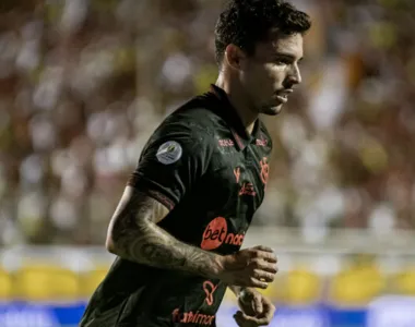 Zeca em campo pelo Vitória contra o Mirassol