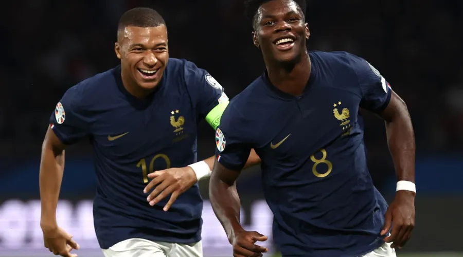 Mbappé e Tchouaméni comemoram