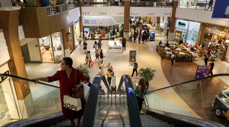 Shopping abre às 6h e recebe grande movimento em Salvador; veja