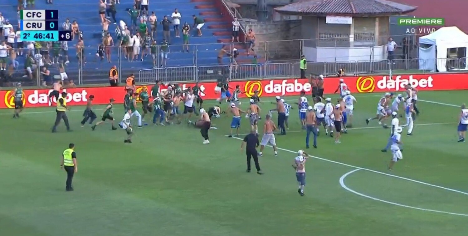 Torcedores de Coritiba e Cruzeiro invadem campo durante jogo e
