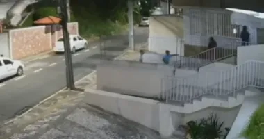 Imagem ilustrativa da imagem Jovens são assaltados na porta de prédio por dupla no Rio Vermelho