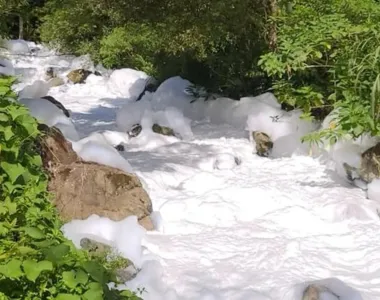 O rio ficou extremamente contaminado com o ácido