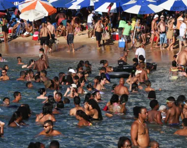 Banho de mar na praia do Porto da Barra se mantém na preferência dos banhistas