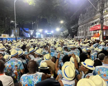 Alerta Geral forma grande multidão azul e branca na Avenida
