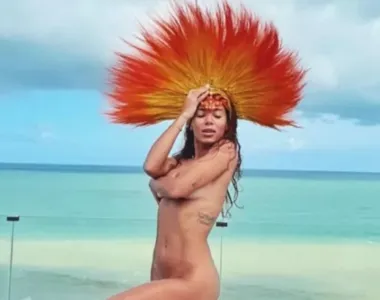 Anitta posa nua