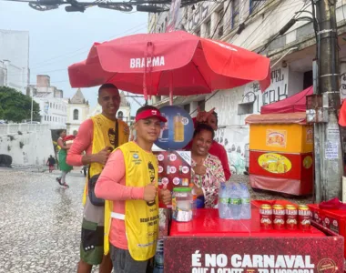 Vendedor Juraci Magalhães, de 29 anos, e sua turma nas vendas