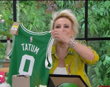 Ana Maria Braga mostra camisa do Boston Celtics enviada por Jayson Tatum