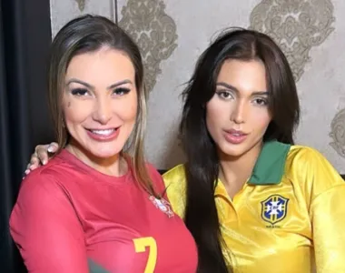 Andressa Urach e Fernanda Campos se vestiram com os uniformes de Brasil e Portugal