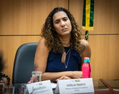 Ministra divide opiniões na web