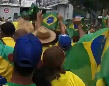 Apoiadores estão no Centro de São Paulo, neste domingo (25)