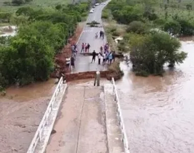 Ponte ficou destruída por causa da força da água