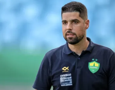 Treinador Antônio Oliveira quando estava a frente do Dourado