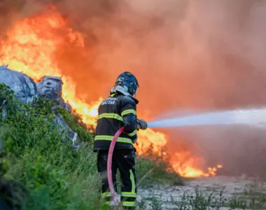 Mais de 20 bombeiros foram empregados na ocorrência