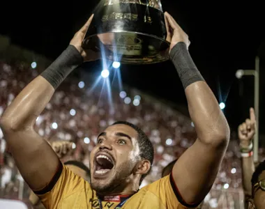 Cria do Barradão vibra com taça nacional inédita do Vitória