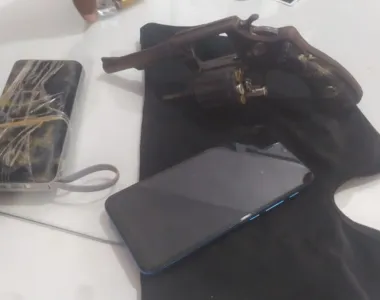 Além da arma, também foi encontrado uma bateria portátil de celular