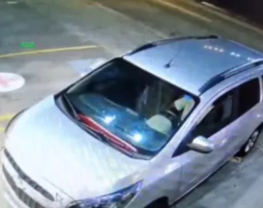 Carro com vítimas estava estacionado na frente da farmácia