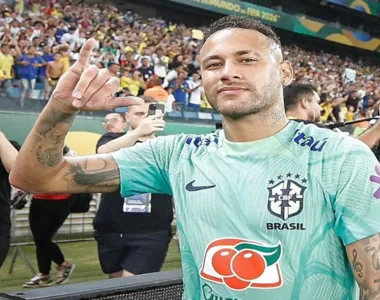 Lesionado, Neymar está em um cruzeiro próprio ostentando em uma festa de grande porte
