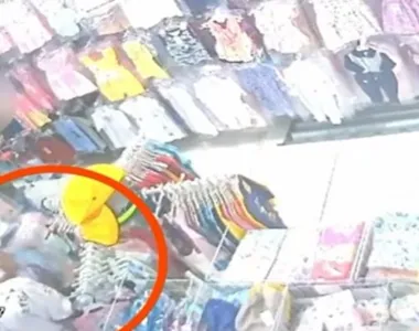 Dois homens e uma mulher teriam furtado várias peças de uma loja