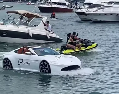 Embarcação com "cara de carro esportivo de luxo” foi vista em Porto Belo