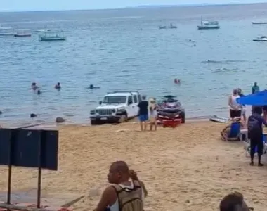 Dono do Jeep resolveu se aventurar na praia, na manhã desta segunda (25)