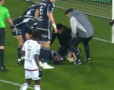 Imprensa informou que jogador deixou o gramado de maca, porém consciente