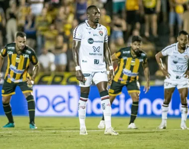 Welder na marca da cal antes de fazer o gol do título da Série B