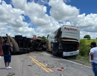 Carreta tombou após a batida