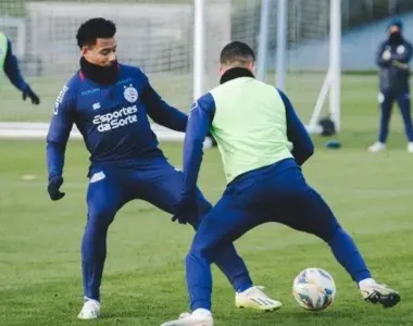 Elenco tricolor em atividade no CT do Manchester City