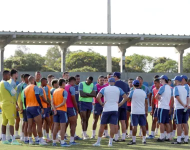 Rogério Ceni no meio de campo com o elenco na Cidade Tricolor